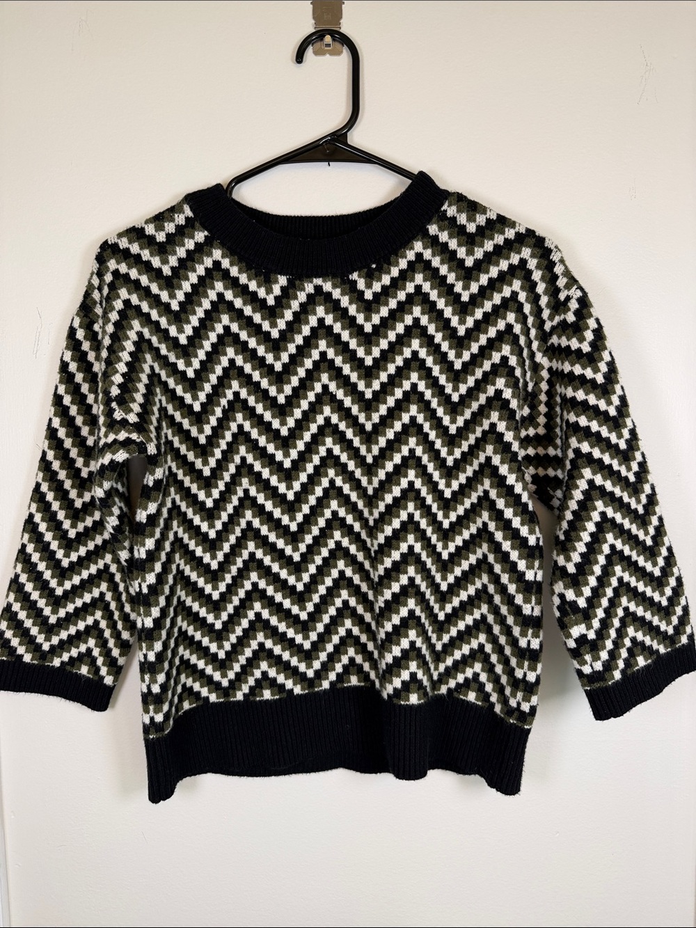 T Tahari Olive Green 3/4 Sleeve Chevron Sweater Black Cream XS Geometric Knit
